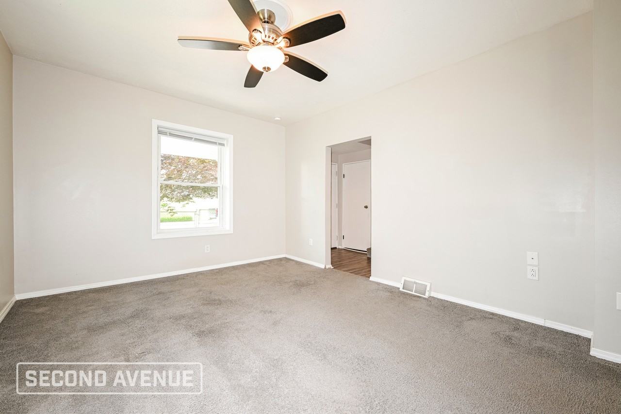 236 Grace Ave - Photo 6 of 30