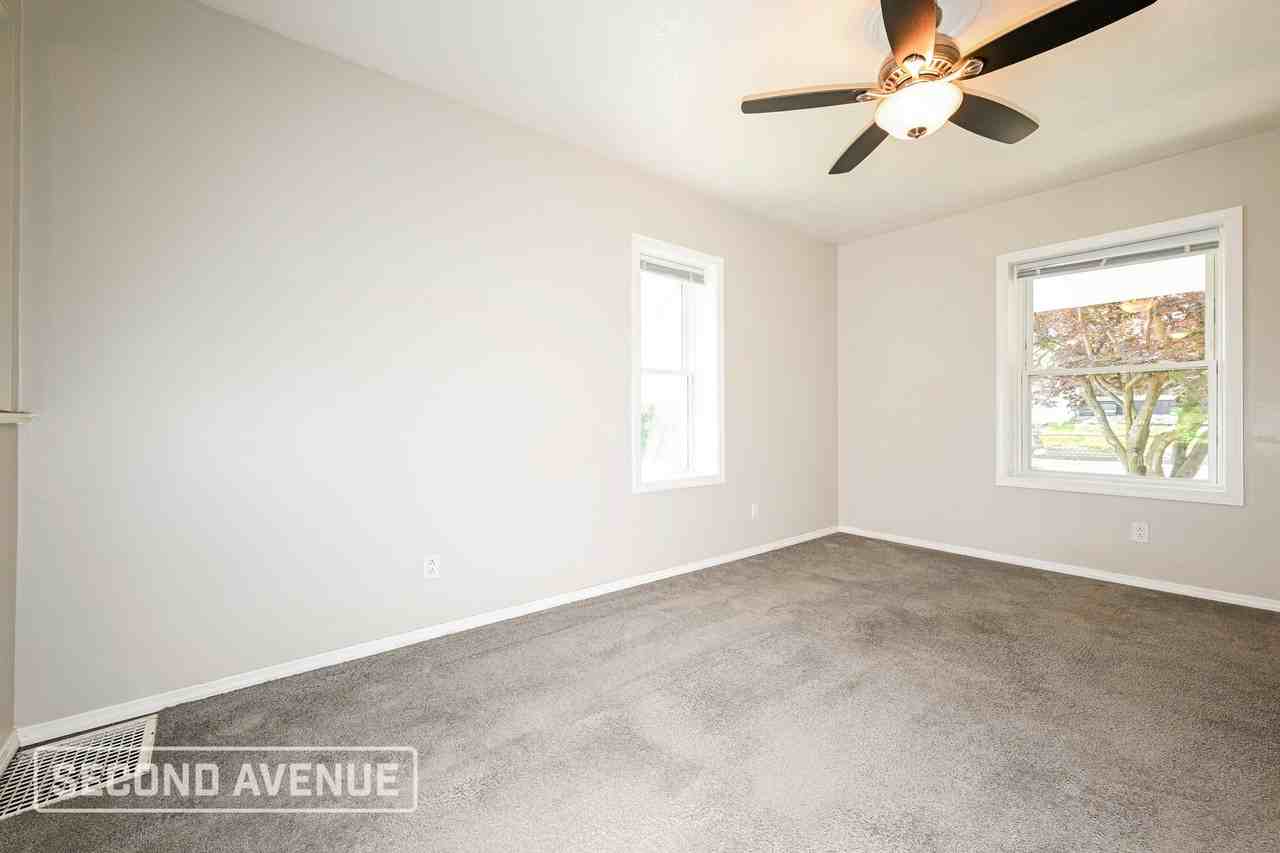 236 Grace Ave - Photo 7 of 30