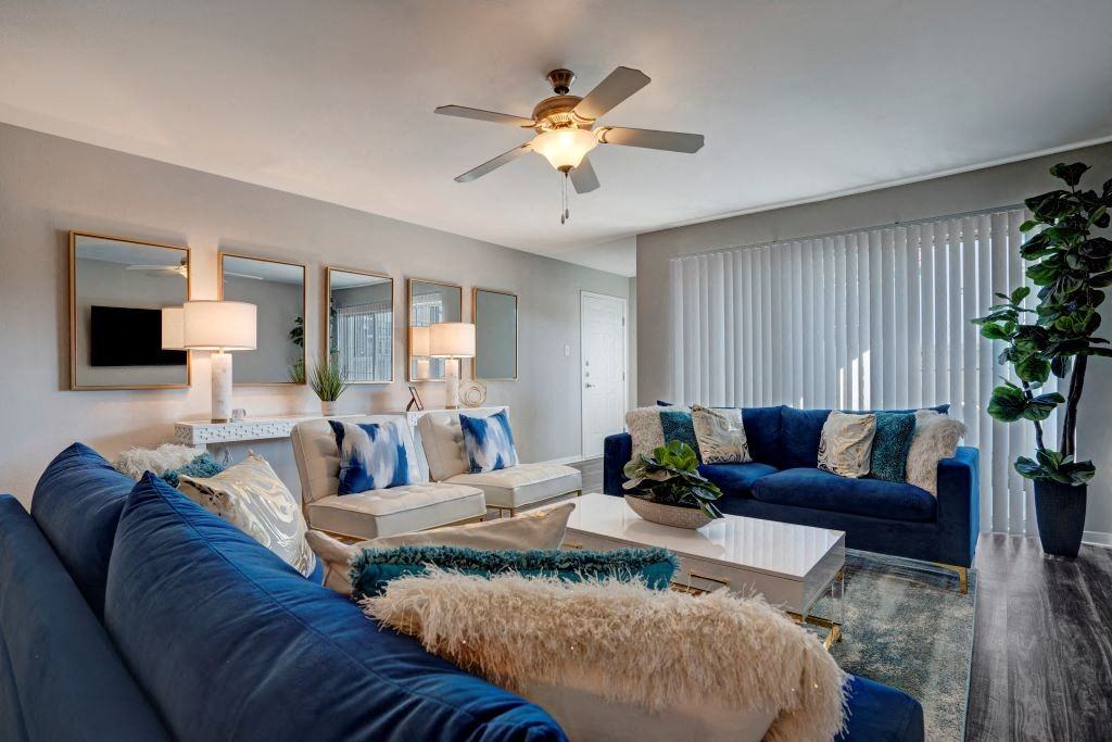 Latitude 2976 - Photo 2 of 36