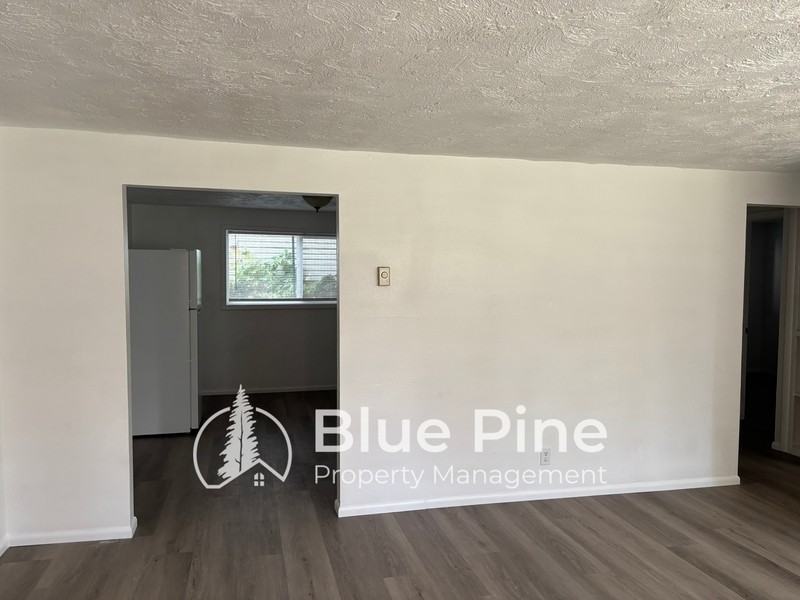 411 Gladstone St #3 - Photo 4 of 7