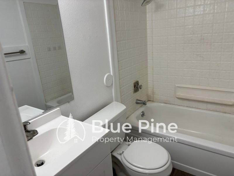 411 Gladstone St #3 - Photo 5 of 7