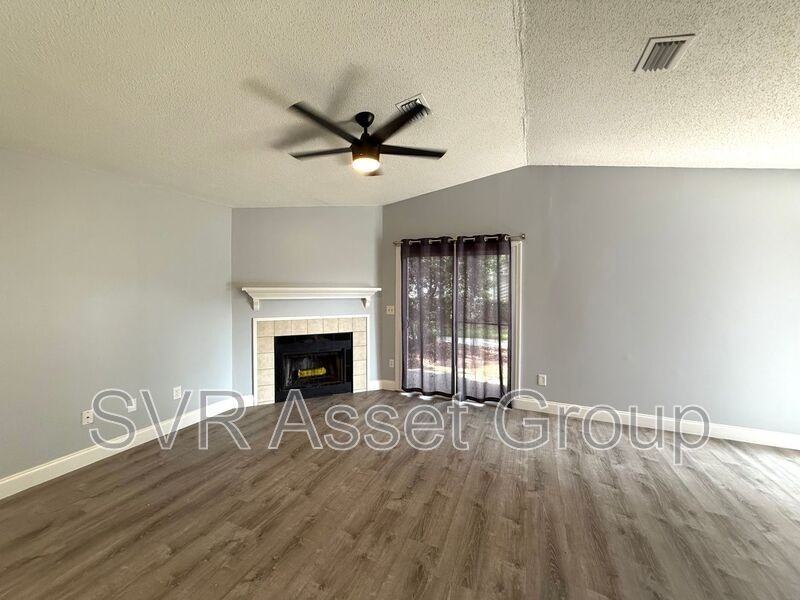 1033 Sea Hawk Dr - Photo 4 of 15