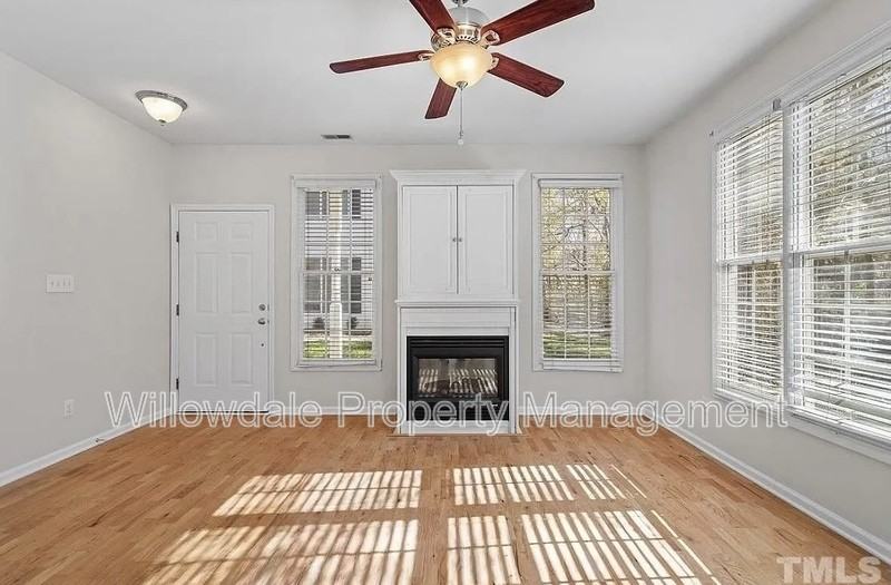 3313 Kudrow Ln - Photo 6 of 31