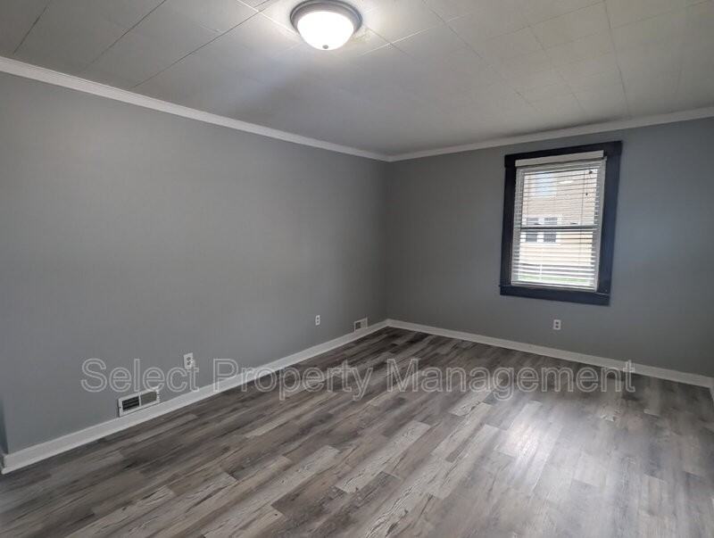 2129 Thompson Ave - Photo 2 of 22