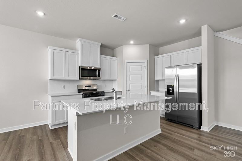 289 S Neon Ave - Photo 2 of 21