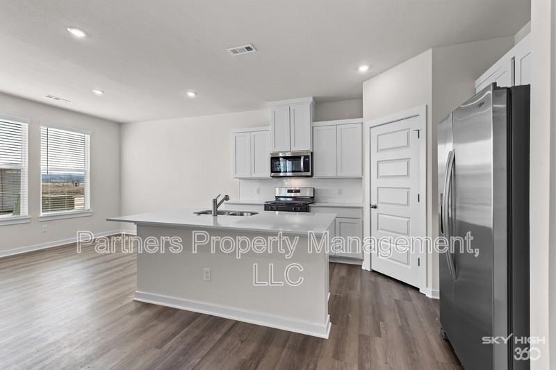 289 S Neon Ave - Photo 3 of 21