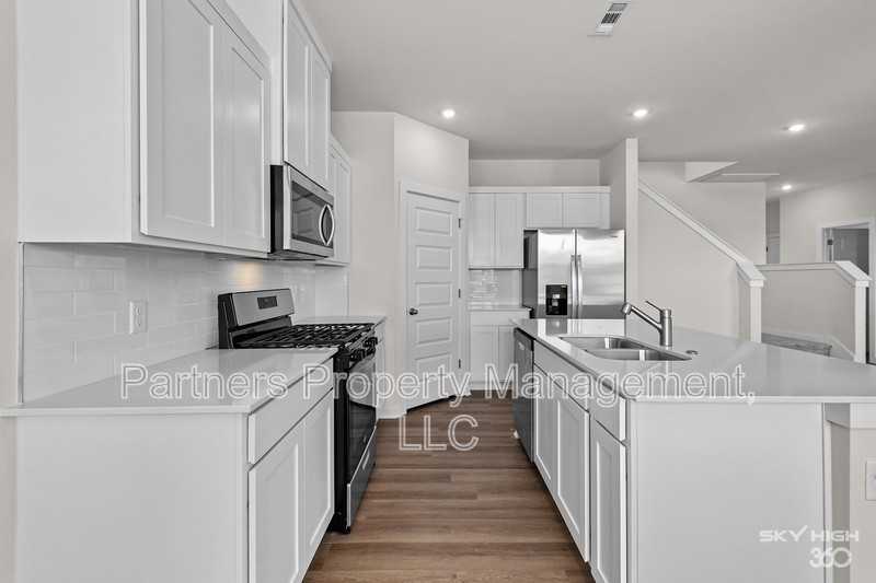 289 S Neon Ave - Photo 4 of 21