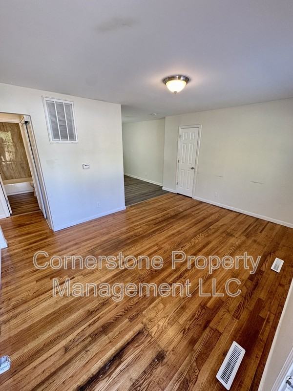 1523 W 22nd Ter - Photo 2 of 7