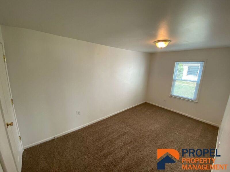 8141 Macomb St - Photo 7 of 10