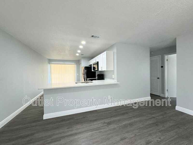 440 S Hill Ave - Photo 2 of 13