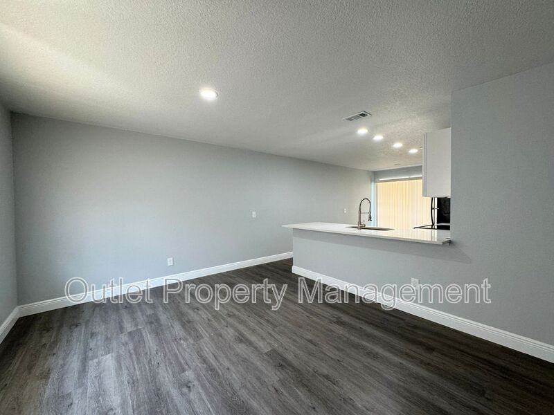 440 S Hill Ave - Photo 3 of 13