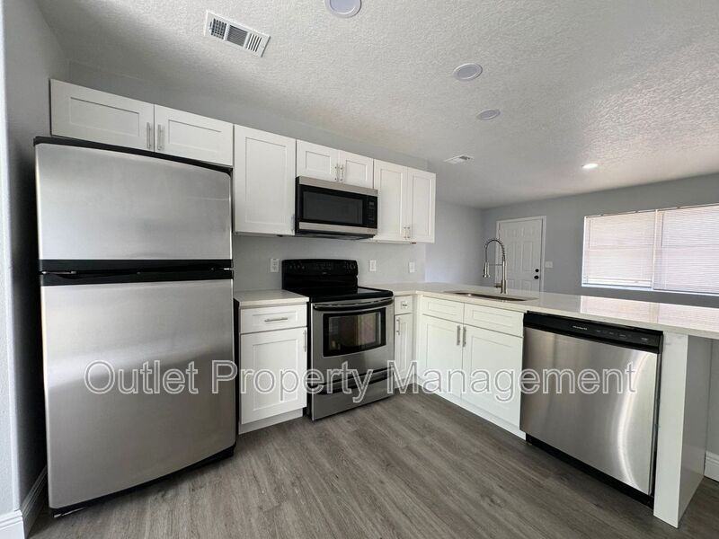 440 S Hill Ave - Photo 4 of 13