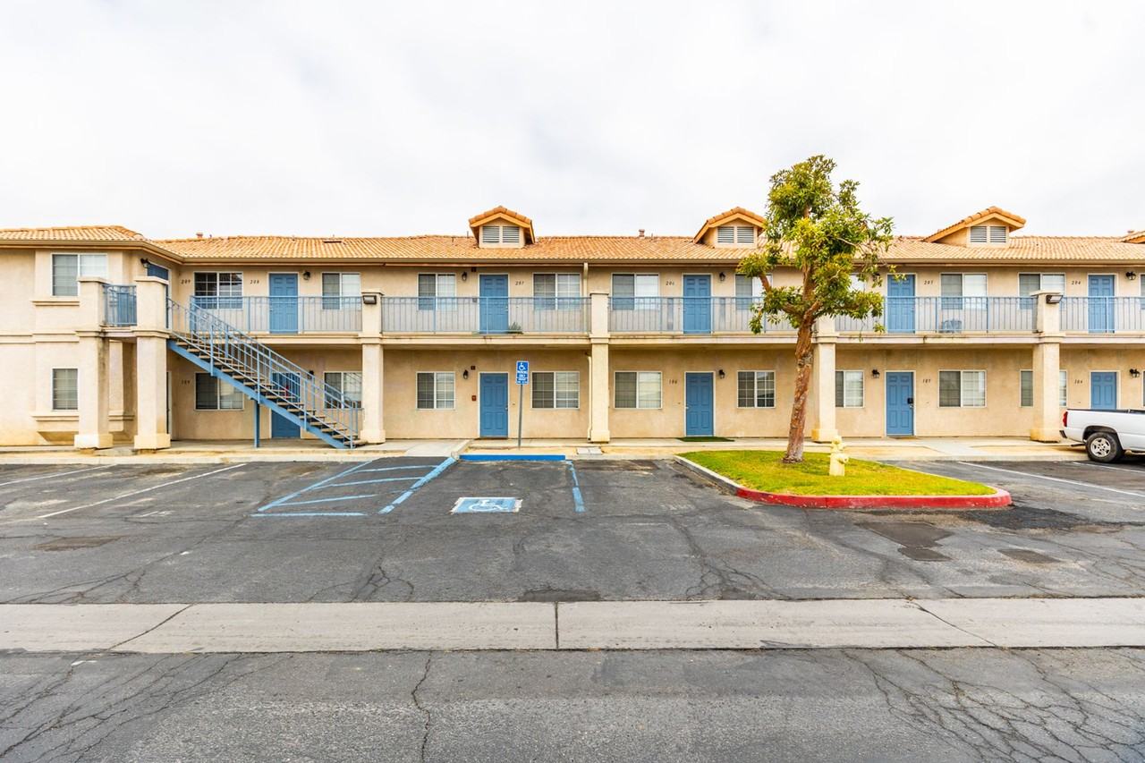 2 bedroom 2 bath apartment in Perris - Photo 3 of 14