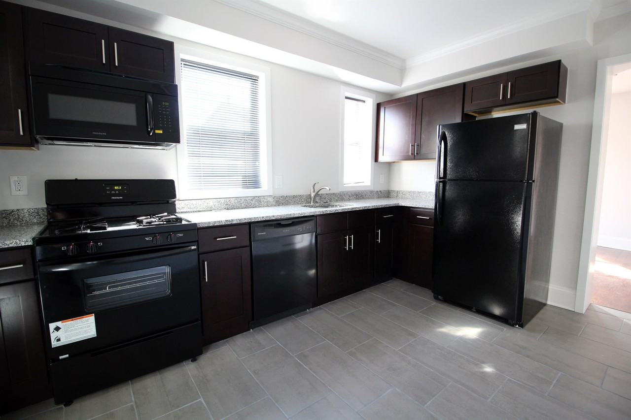 212 E Hanover St - Photo 3 of 8