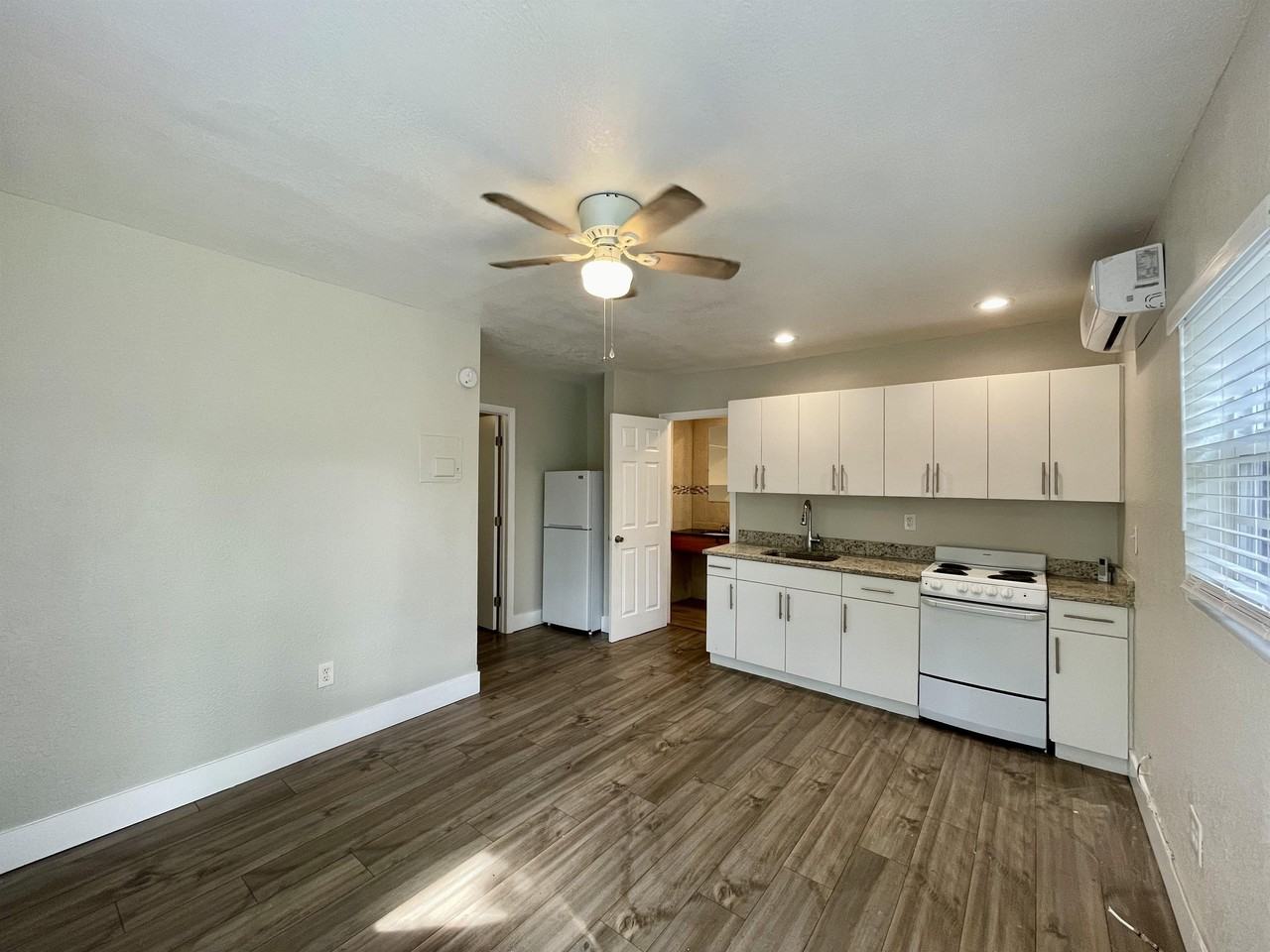 605 North Federal Highway - Photo 2 of 15