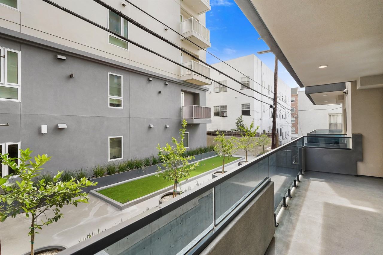 846 South Mariposa Avenue - Photo 7 of 44