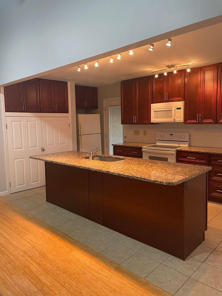 8006 Briardale Dr - Photo 4 of 24