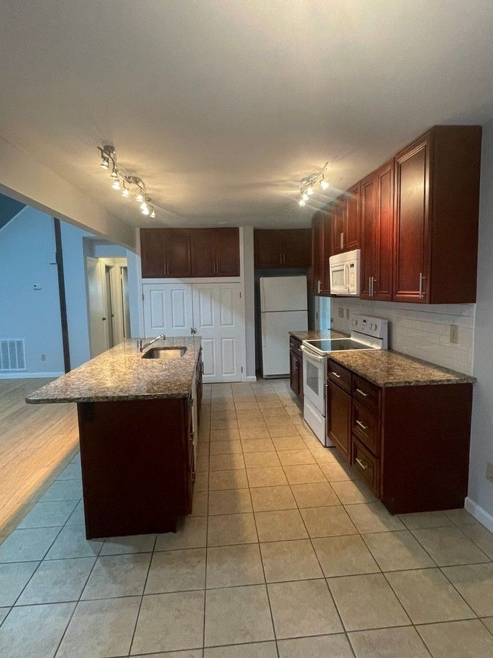 8006 Briardale Dr - Photo 5 of 24