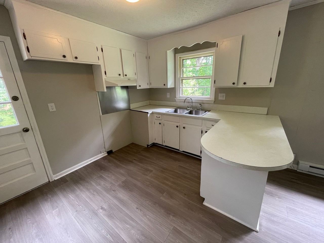 1829 Quail Run Dr - Photo 3 of 11