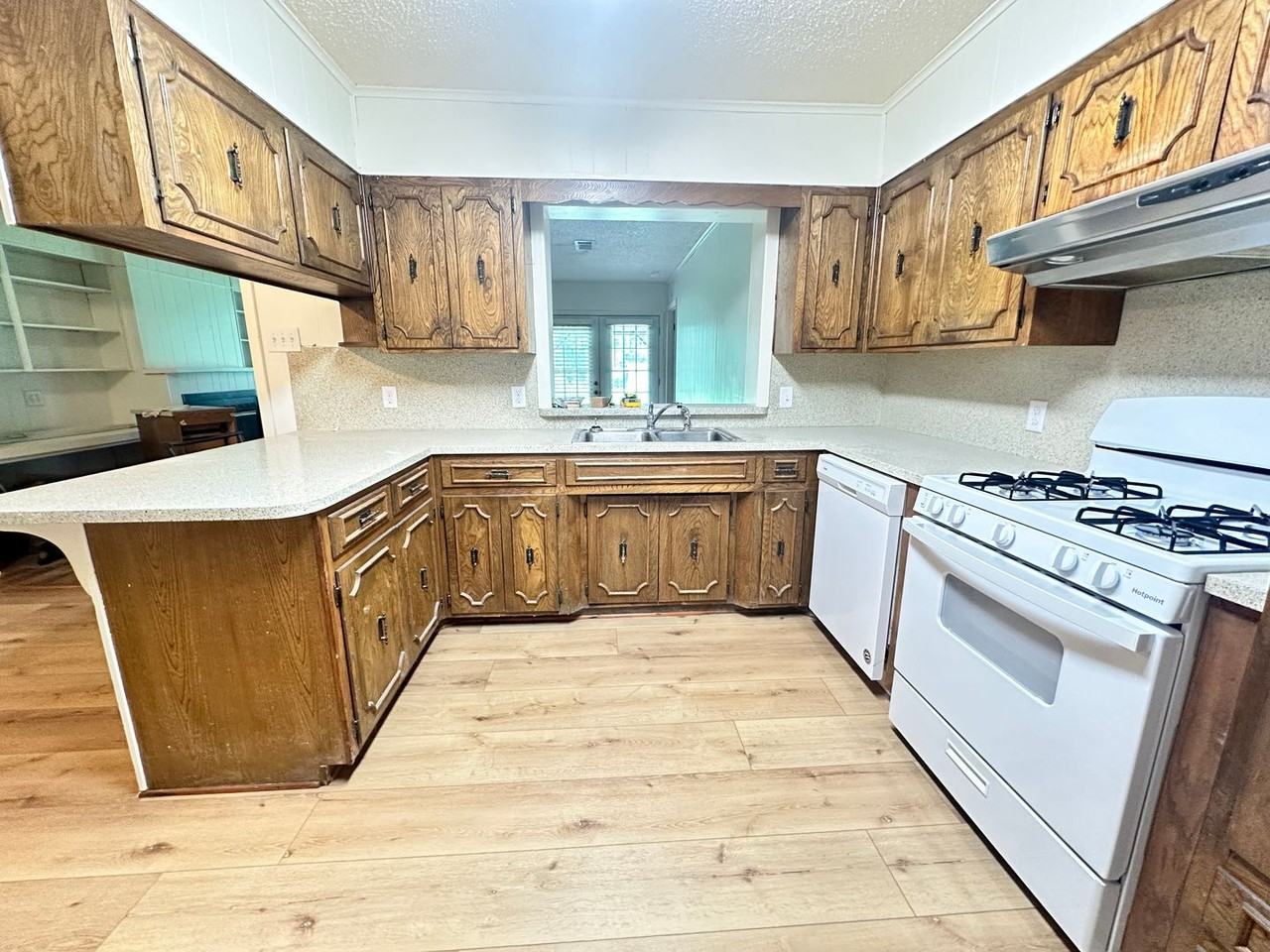 127 Lawrence Dr - Photo 5 of 14