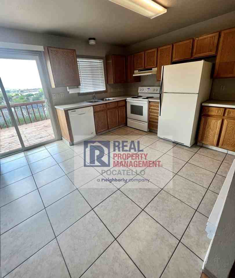1247 Holman Ave - Photo 6 of 29