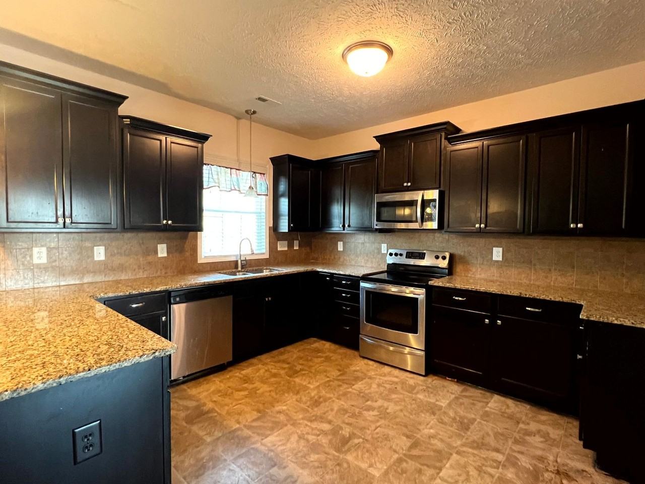 2458 Market Hill Dr - Photo 2 of 27