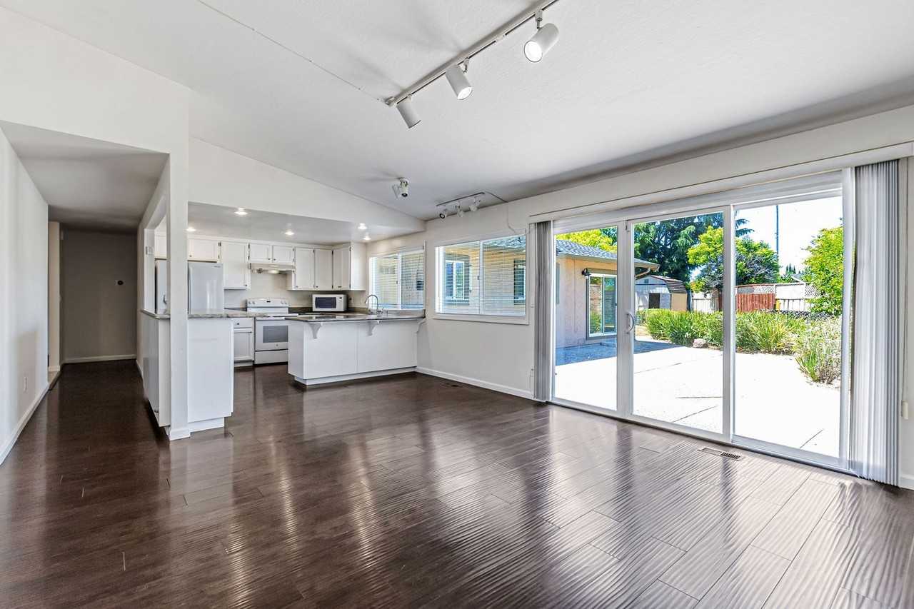 13431 Holiday Ct - Photo 3 of 50