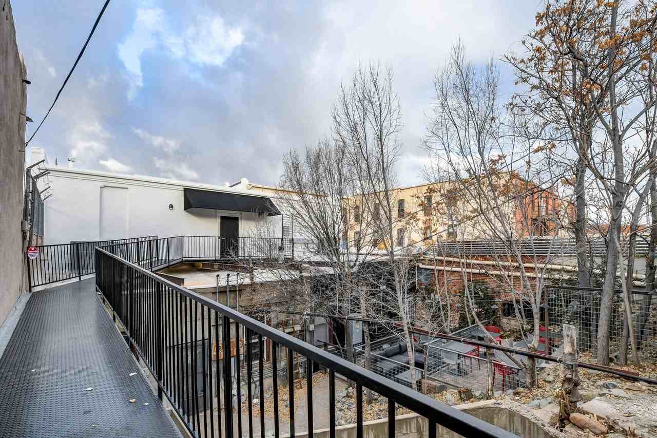 Modern Studio - Photo 5 of 9