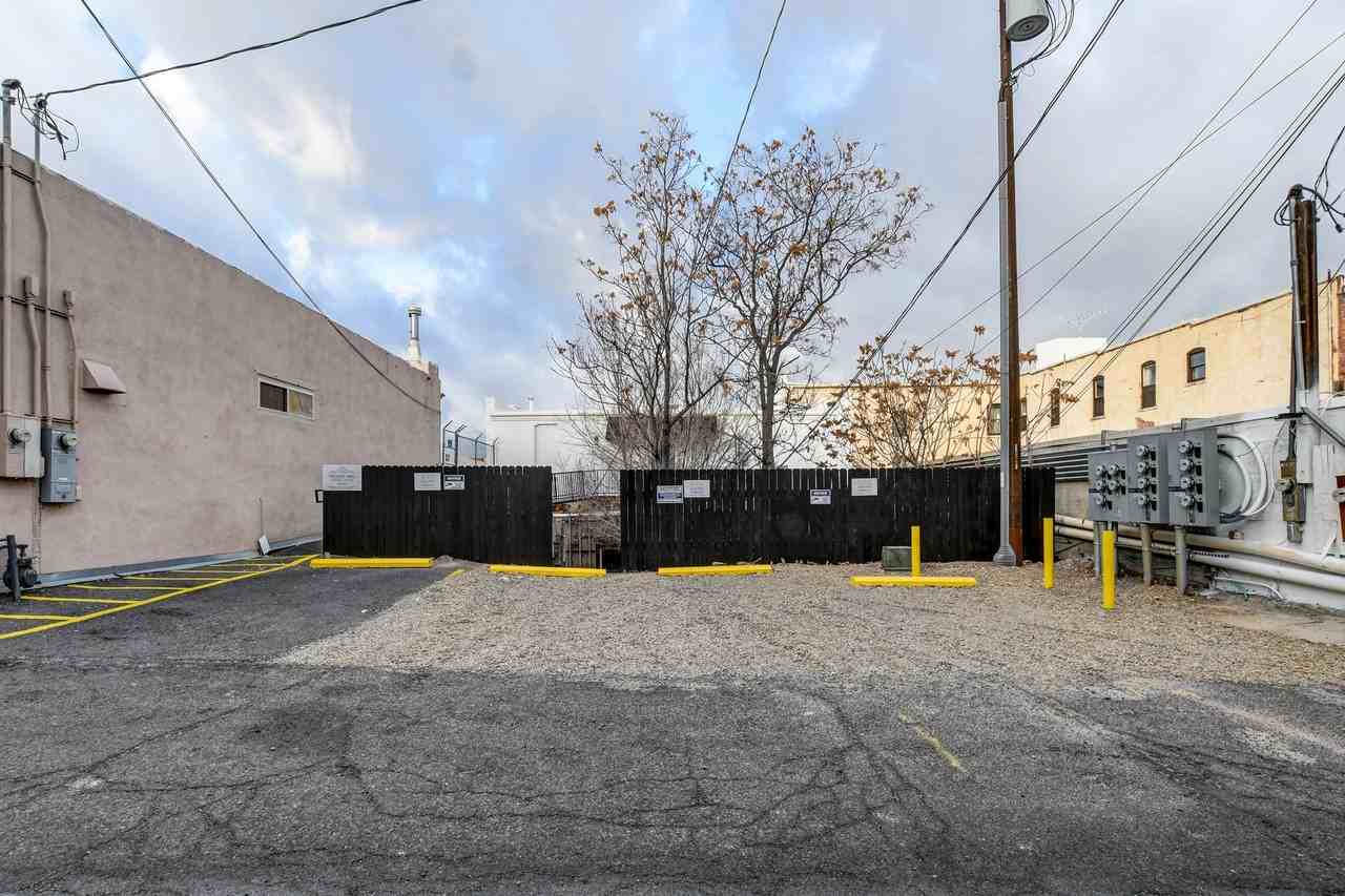 Modern Studio - Photo 7 of 9