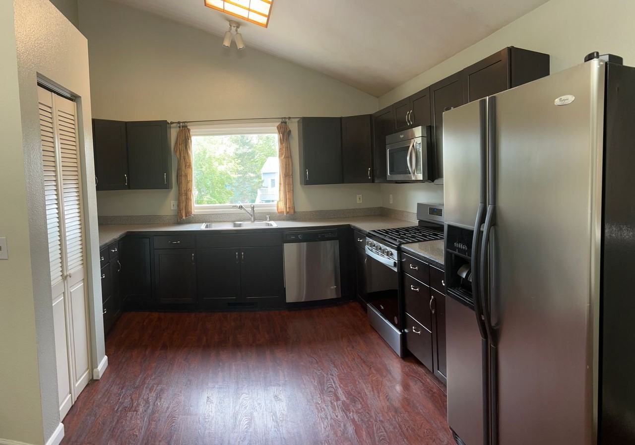 9303 Hall Cir - Photo 3 of 23
