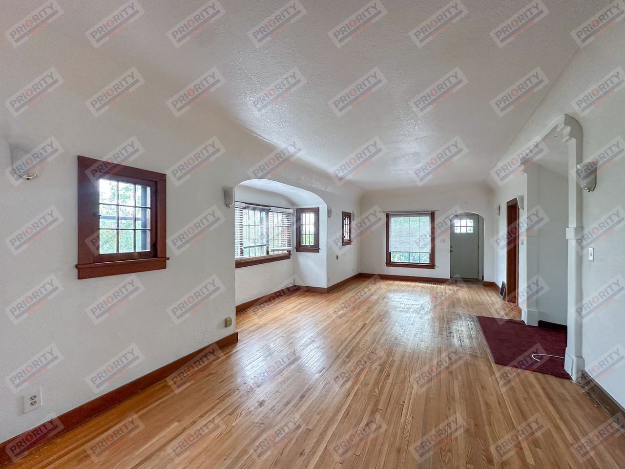 402 Warren Ave - Photo 2 of 17