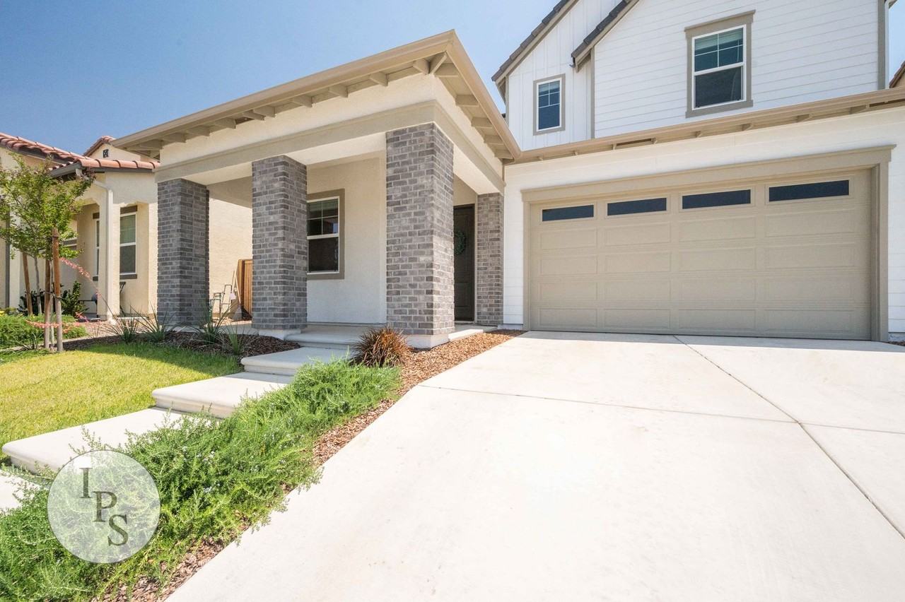 4299 Vineyard Dr - Photo 2 of 50