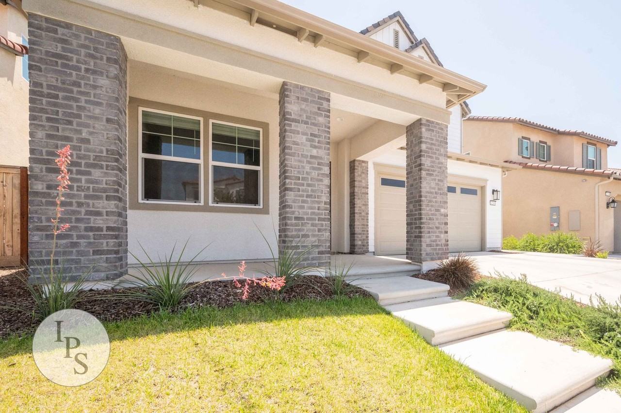 4299 Vineyard Dr - Photo 3 of 50