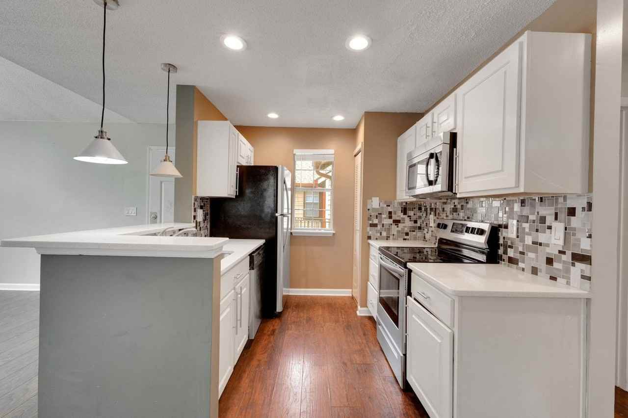 1003 Sandy Lane Dr - Photo 3 of 32