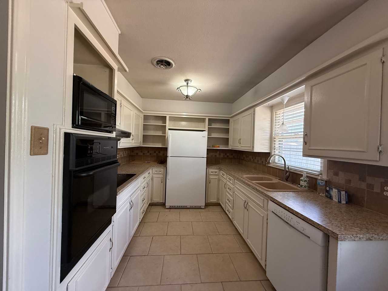 3806 26th St - Photo 3 of 10