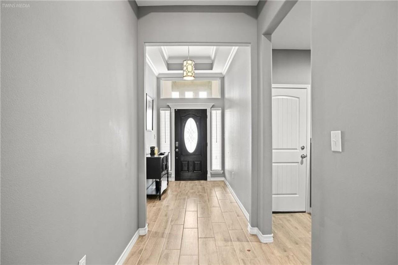 3921 Woodhouse Ln - Photo 2 of 26