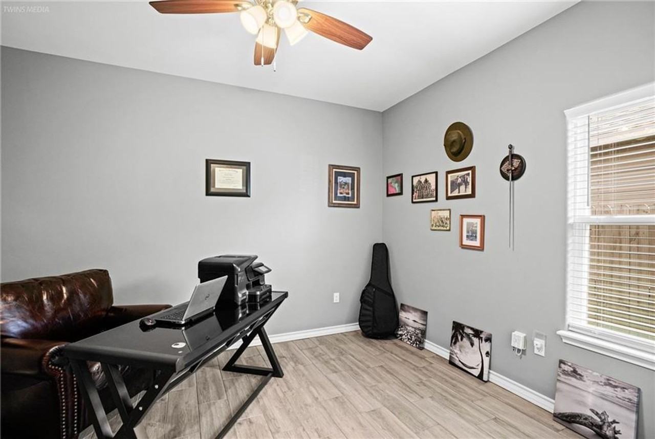 3921 Woodhouse Ln - Photo 4 of 26