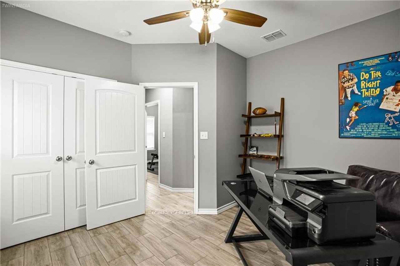 3921 Woodhouse Ln - Photo 5 of 26