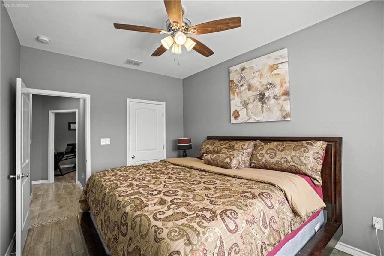 3921 Woodhouse Ln - Photo 6 of 26