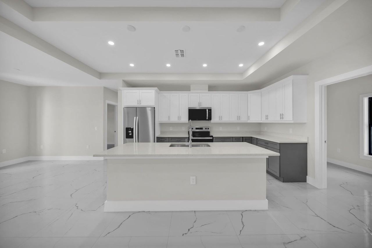 636 Ladd St - Photo 5 of 30