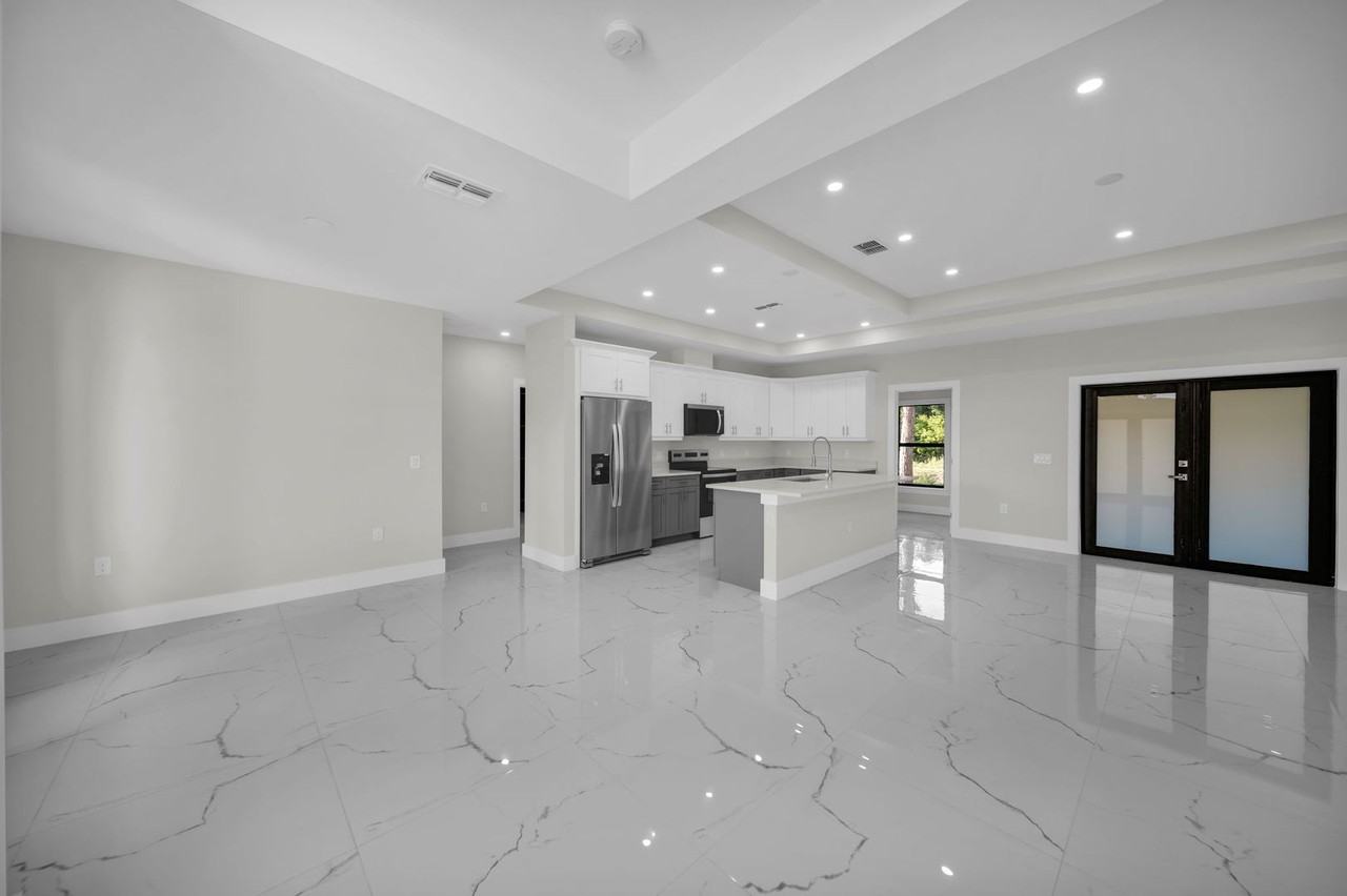 636 Ladd St - Photo 6 of 30
