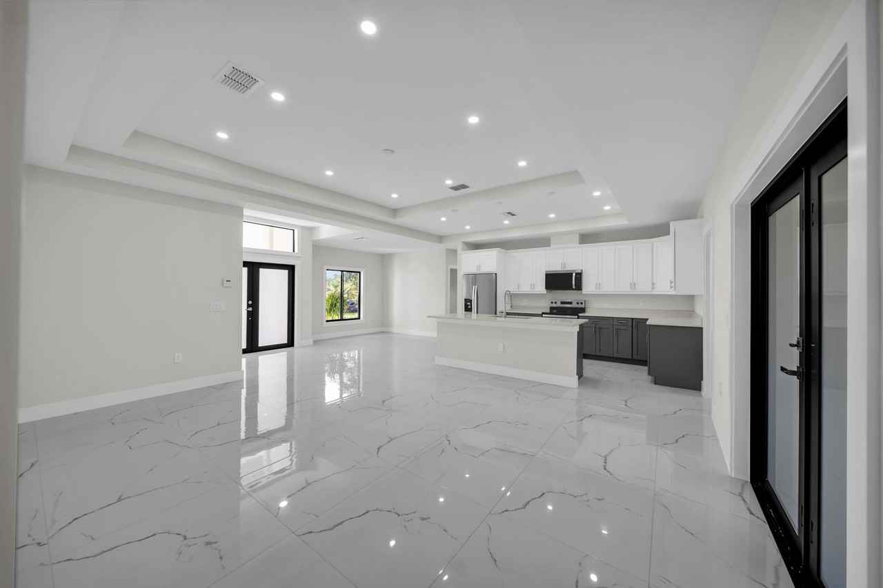 636 Ladd St - Photo 7 of 30