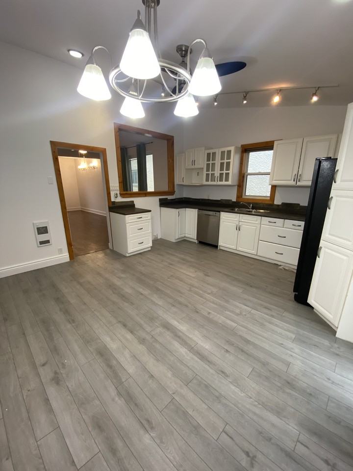 526 Aulneau St - Photo 3 of 15