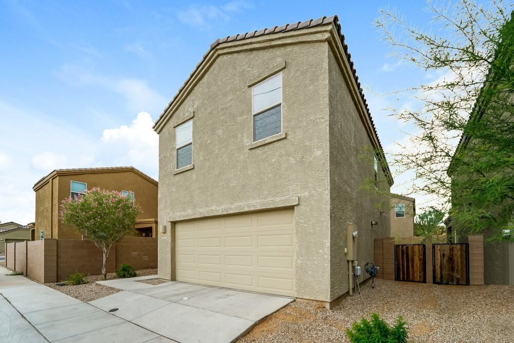 7621 W Valencia Rd - Photo 4 of 17