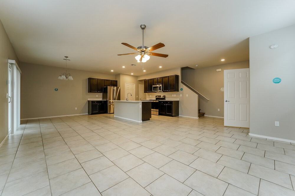 7621 W Valencia Rd - Photo 5 of 17