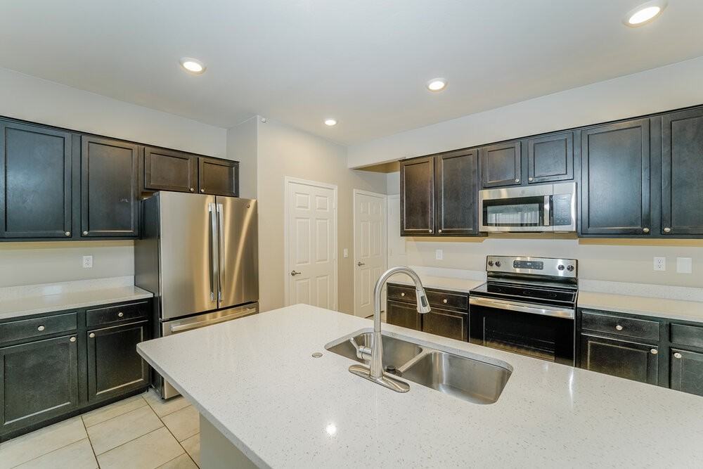 7621 W Valencia Rd - Photo 7 of 17