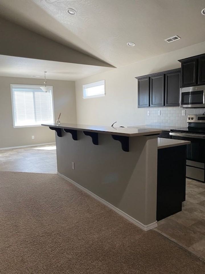 604 S Lakeland Dr - Photo 2 of 15