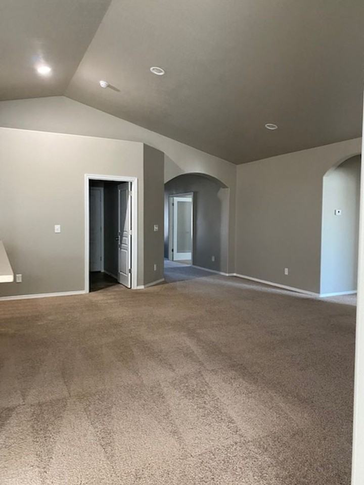 604 S Lakeland Dr - Photo 5 of 15