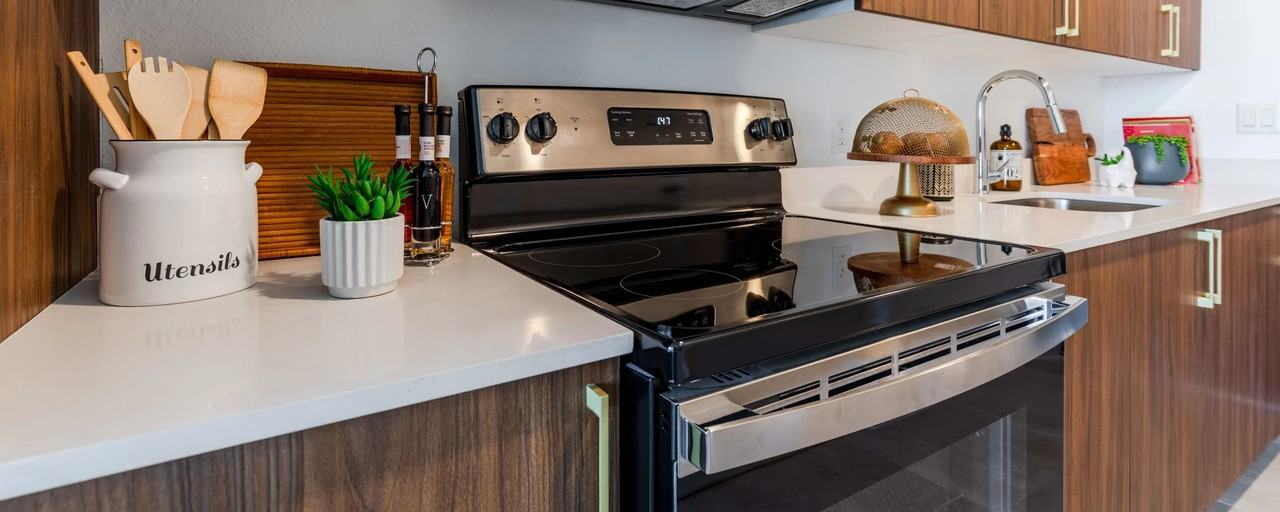 1950 West 49th Street - Photo 6 of 12