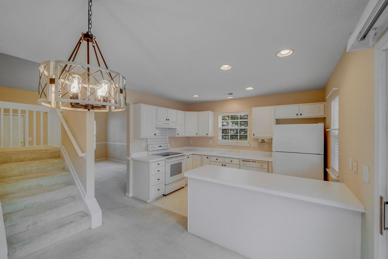 15021 Deshler Ct - Photo 5 of 35